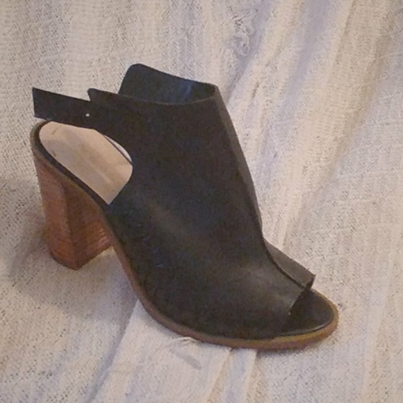 Shoes - Picture 2 of 6